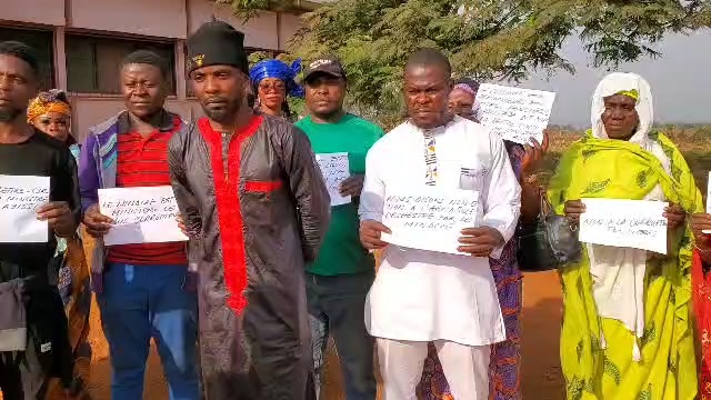 Koutaba: des populations et l’armée en bataille rangée.