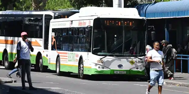 Afrique du Sud : un bus chute d’un pont, faisant au moins 45 morts
