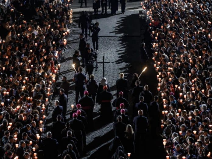 Le pape préside la vigile pascale après l’inquiétude sur sa santé