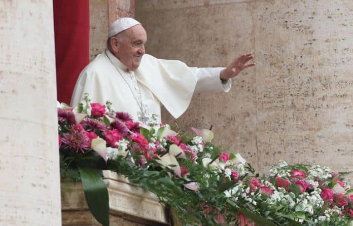 Pâques : le pape plaide pour la paix et s’offre un bain de foule