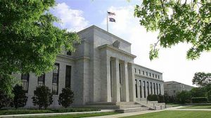 La Fed maintient ses taux élevés inchangés et prévoit toujours trois baisses cette année