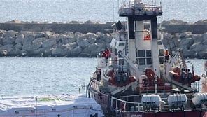 Le premier bateau d'aide décharge sa cargaison à Gaza