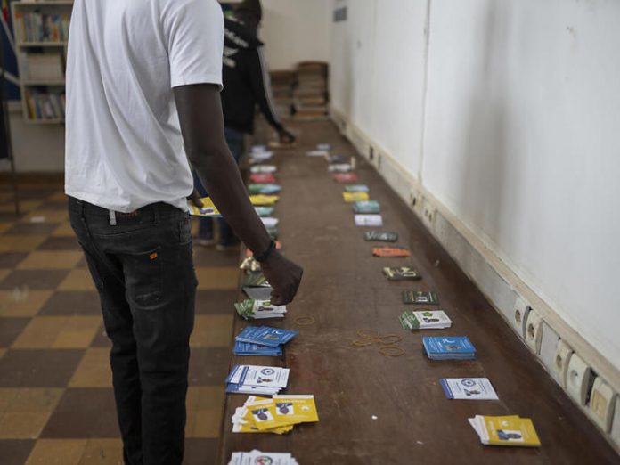 Les Sénégalais toujours suspendus au résultat de la présidentielle