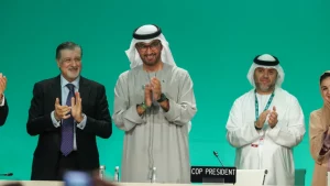 Les trois pays présidents du COP28 promettent l'exemplarité