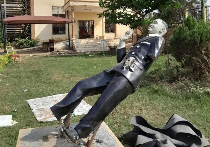 Le monument de Samuel Eto’o saboté à Yaoundé.