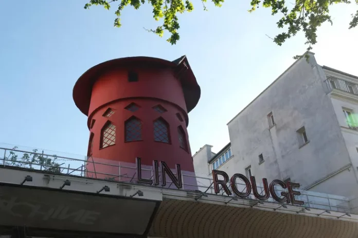 A Paris, le célèbre Moulin Rouge perd ses ailes mais reste ouvert