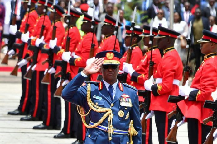 Kenya : hommage militaire au chef des armées, mort dans un crash d’hélicoptère