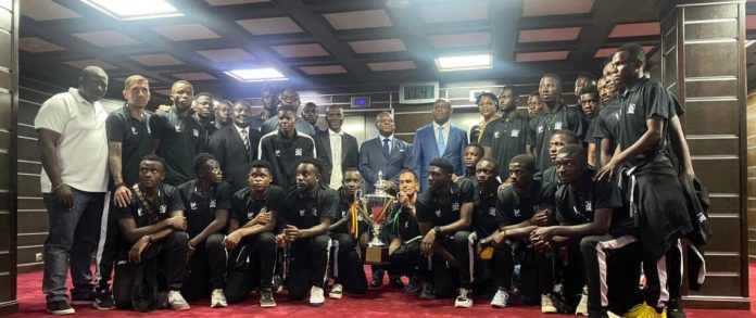 Joseph Dion Ngute offre un cadeau spécial à Victoria United vainqueur du championnat MTN Elite One