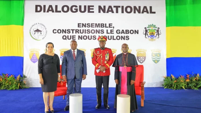 Gabon : un dialogue national préconise de suspendre les partis, huit mois après un coup d’Etat