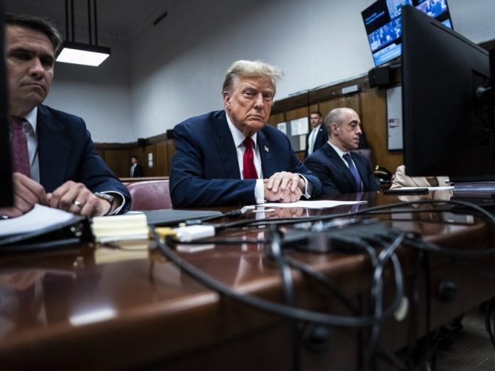 Trump face à ses potentiels jurés au premier jour de son procès historique