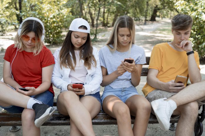 Les adolescents face aux réseaux sociaux, espace « sans interdits »