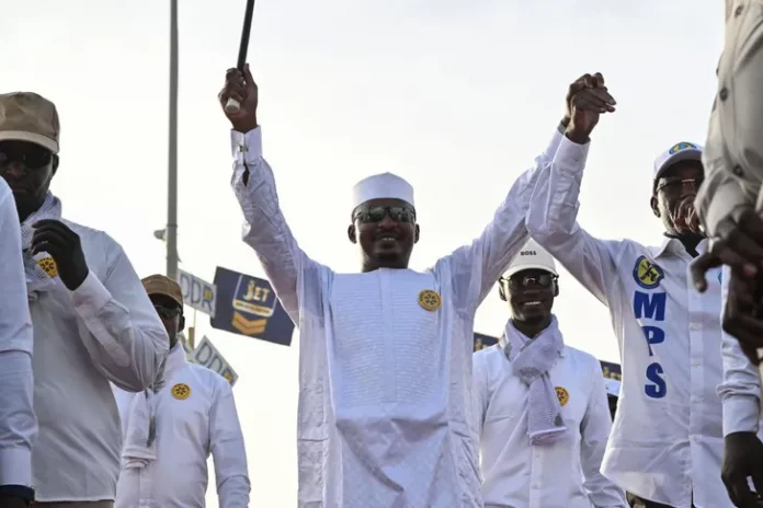 Présidentielle au Tchad: le président et son Premier ministre chacun certain de l’emporter