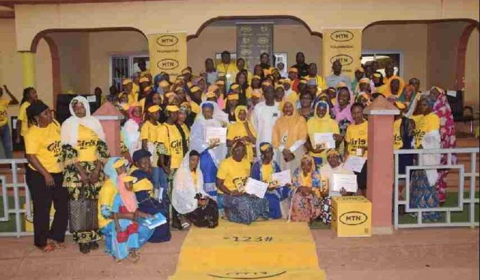 Des filles formées à l’inclusion numérique par le biais des services mobiles