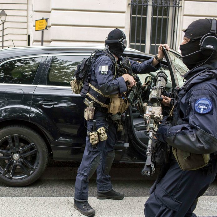 Attaque d’un fourgon pénitentiaire: deux agents tués, un détenu et ses complices en cavale