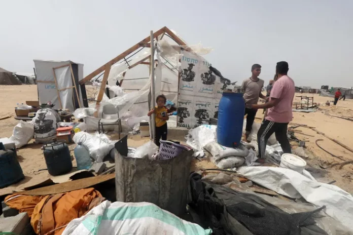 Gaza: la Défense civile annonce une nouvelle frappe meurtrière sur un camp de déplacés