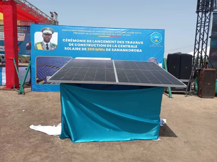 Le Mali lance avec la Russie la construction d’une vaste centrale solaire