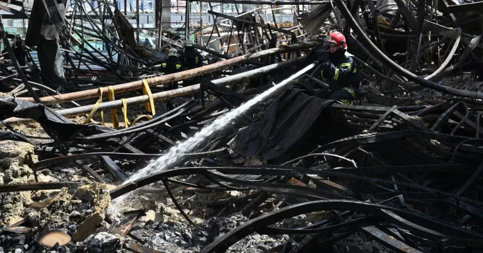 Ukraine: le bilan continue de grimper après la frappe russe sur un hypermarché de Kharkiv