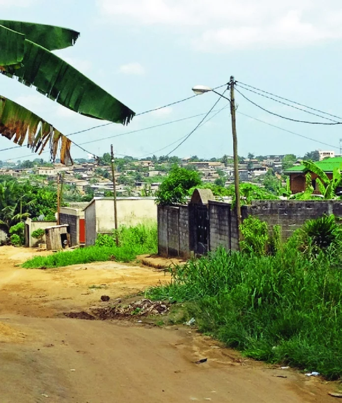 Un retraité met le feu à sa propre maison à Douala