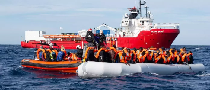Sur un navire-ambulance en Méditerranée, les rêves et les drames des migrants