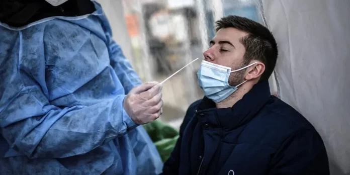 Le Covid sur une pente ascendante en France, avant les vacances et les JO