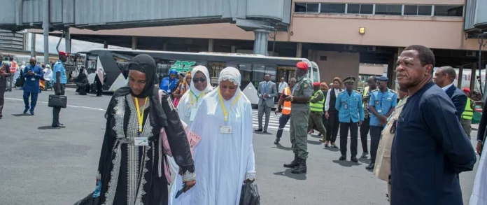 Paul Atanga Nji supervise lui-même le départ des pèlerins à Douala