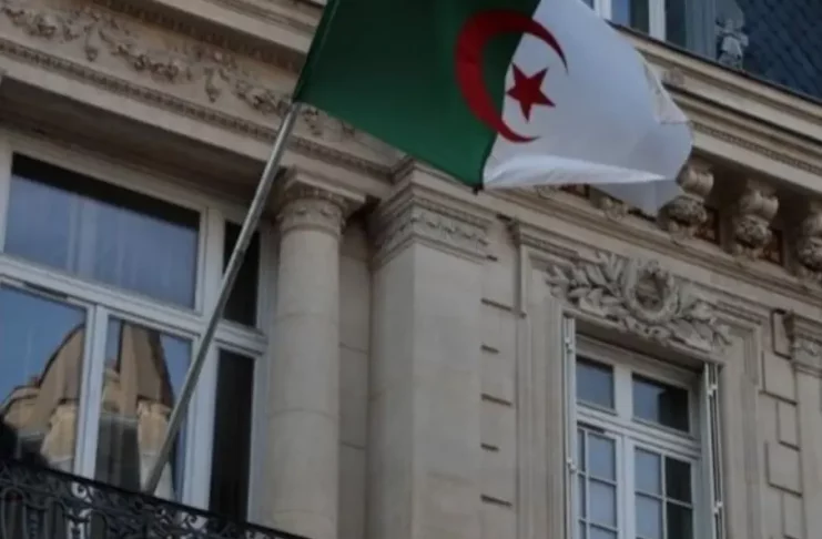 La décision de l'Algérie de retirer son ambassadeur à Paris