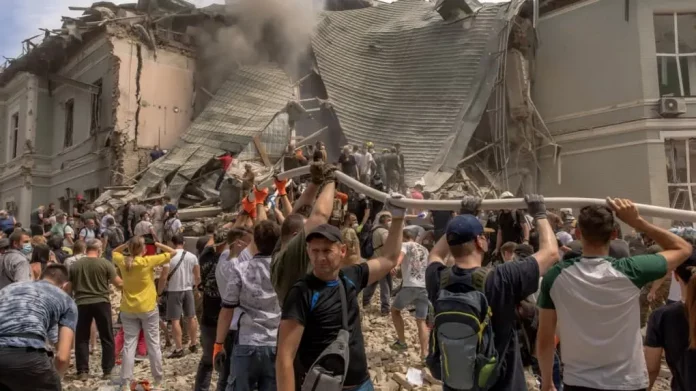 Frappes russes massives sur les villes ukrainiennes, des dizaines de morts