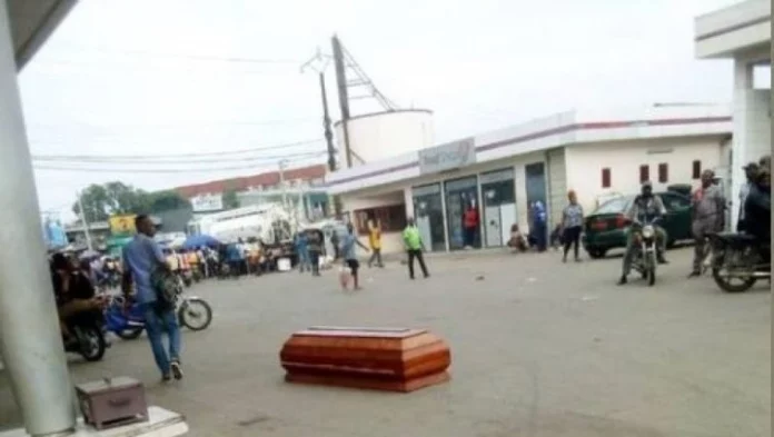 Un cercueil abandonné dans une station-service de Ndokotti fait jaser