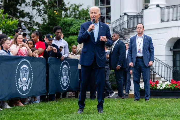 Biden, plus déterminé que jamais, exhorte son parti à « se rassembler » autour de lui