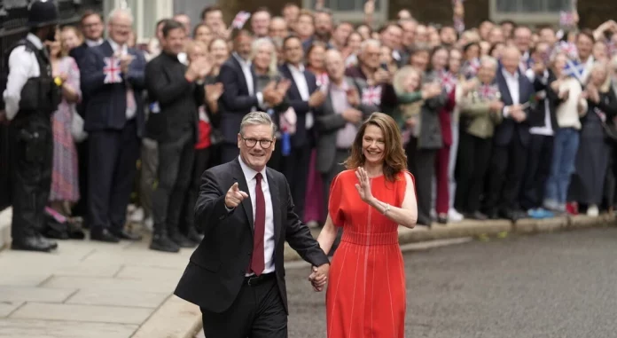 Le nouveau Premier ministre britannique Keir Starmer promet de « rebâtir » son pays