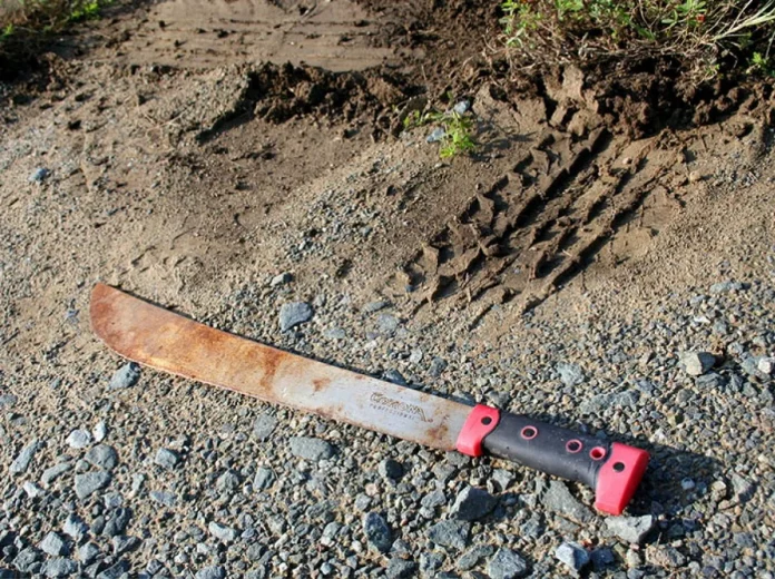 Un mari coupe sa femme à coups de machette pour infidélité