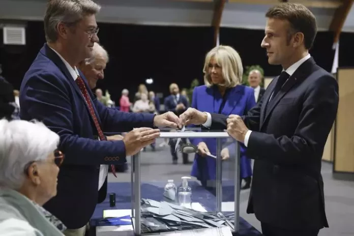 Législatives: les Français se mobilisent massivement, participation record depuis 1981