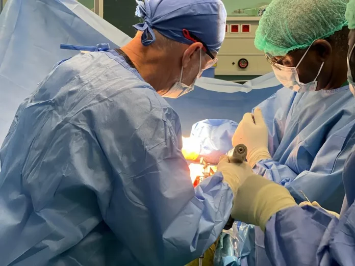 Hôpital Général de Douala: Des chirurgiens pour réparer les genoux