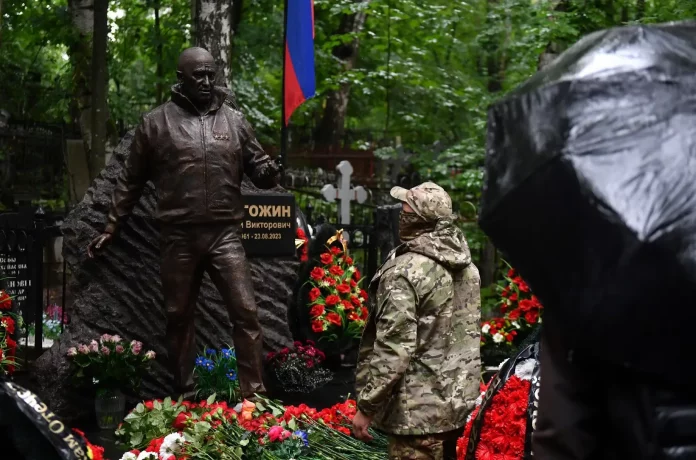 Russie : un an après, fleurs et hommages pour commémorer la mort du chef de Wagner