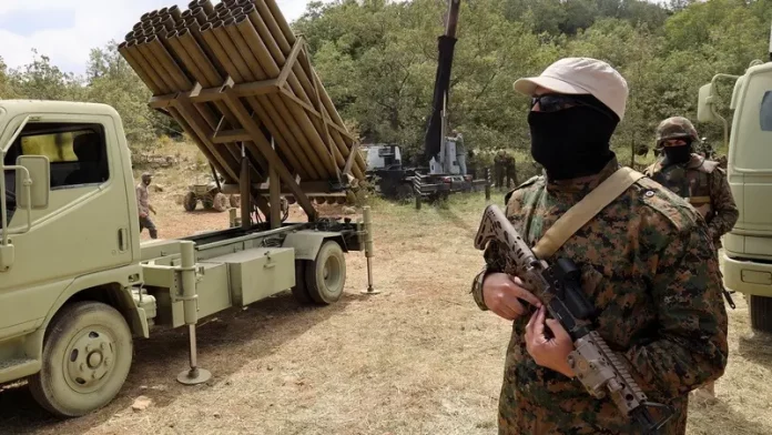 Le Hezbollah, qui promet de riposter à Israël, dévoile ses capacités militaires