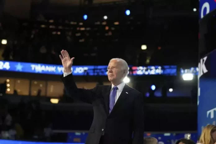 « Merci Joe! » Biden passe le flambeau à Harris sous les vivats et dans les larmes