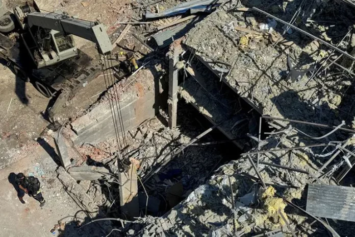 Ukraine: deux collaborateurs de Reuters blessés et un disparu après une frappe sur un hôtel