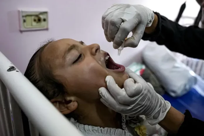 Début des vaccinations contre la polio à Gaza (responsable à l’AFP)