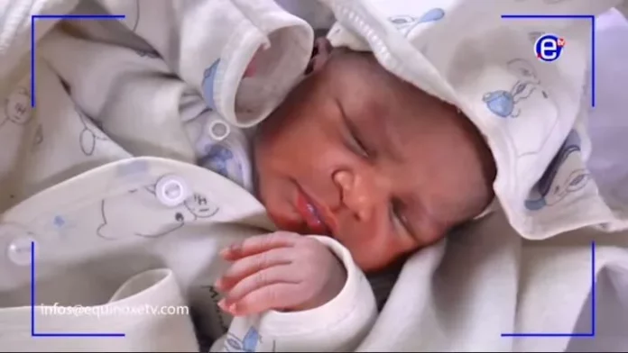 Un nouveau-né abandonné et secouru par les habitants à Douala