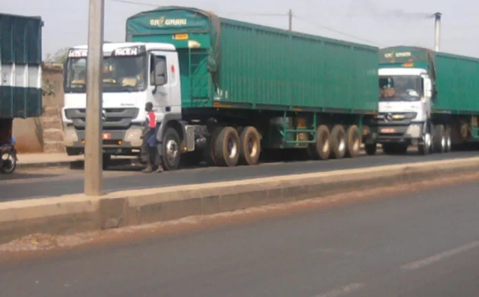 Mbassa Ndine interdit la circulation des camions transportant des conteneurs sans sécurité à Douala