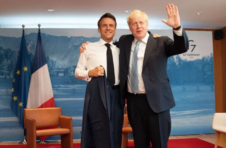 Boris Johnson se moque d'Emmanuel Macron et règle ses comptes