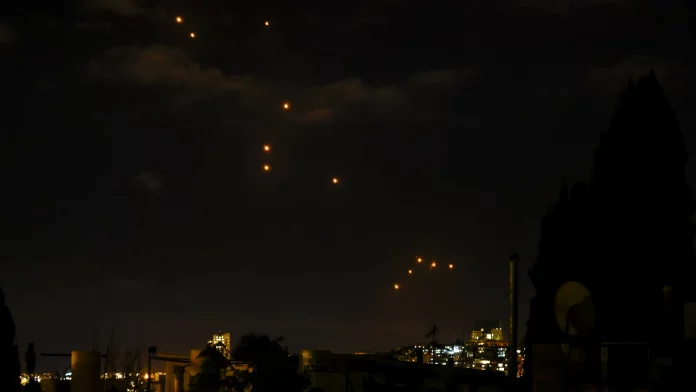 L’Iran a tiré des missiles sur le territoire israélien, Israël menace de riposter