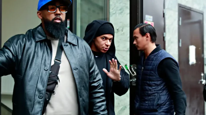 Foot: Mbappé, gloire et déboires