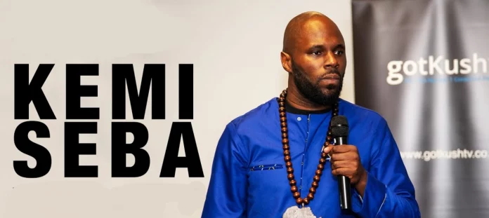 Soupçons d’ingérence étrangère: le panafricaniste Kemi Seba relâché sans poursuite à ce stade