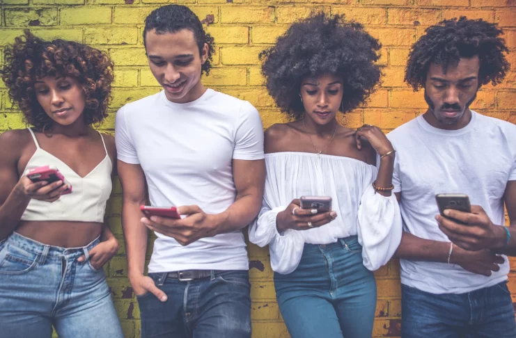 Réseaux sociaux : une interdiction saluée par les familles