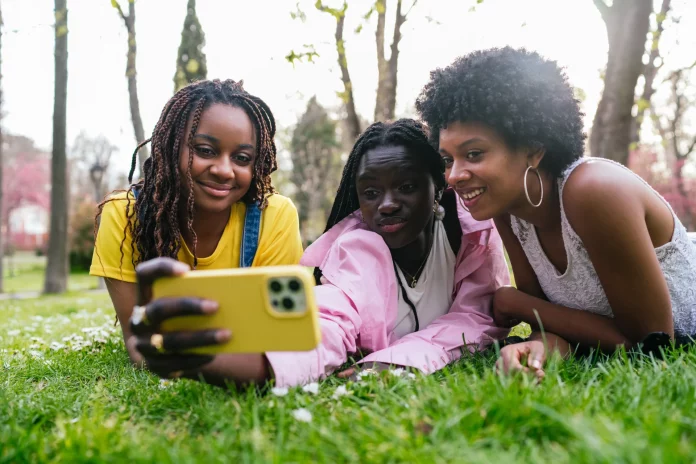 Australie: Meta, TikTok et Snapchat condamnent l’interdiction des réseaux sociaux aux moins de 16 ans