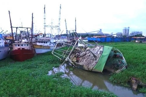 Port de Douala : 50 épaves de bateaux à enlever