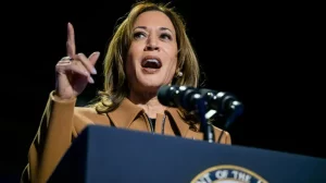 À trois jours de l'élection, Harris et Trump en tête-à-tête crucial