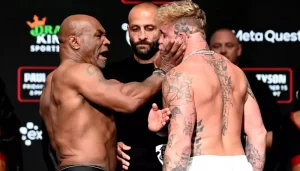 La légende Mike Tyson gifle Jake Paul avant leur duel