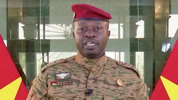 Burkina: une quinzaine d’officiers dont l’ex président Damiba radiés de l’armée